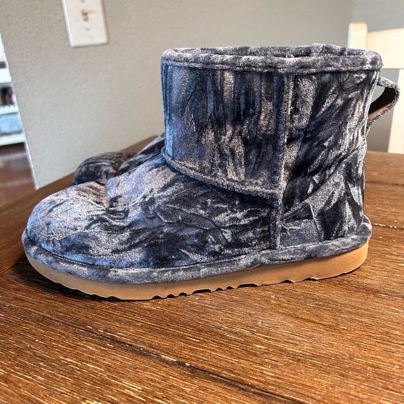 Ugg Classic Mini II in crushed velvet size 6 - Picture 4 of 11